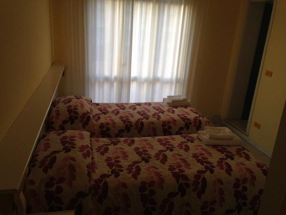 Aron Hotel リミニ エクステリア 写真