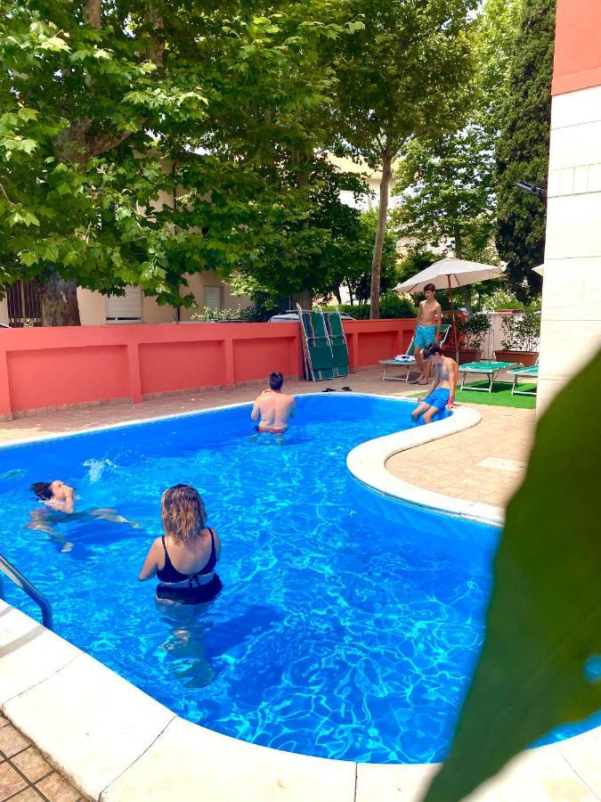 Aron Hotel リミニ エクステリア 写真